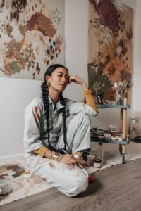 被作品環繞的創作者權威